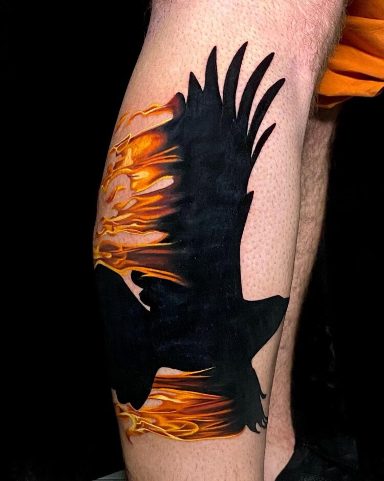 Черная птица с огненными крыльями, тату на ноге