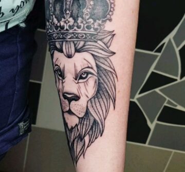 Тату графика, корона, лев (животное) на предплечье