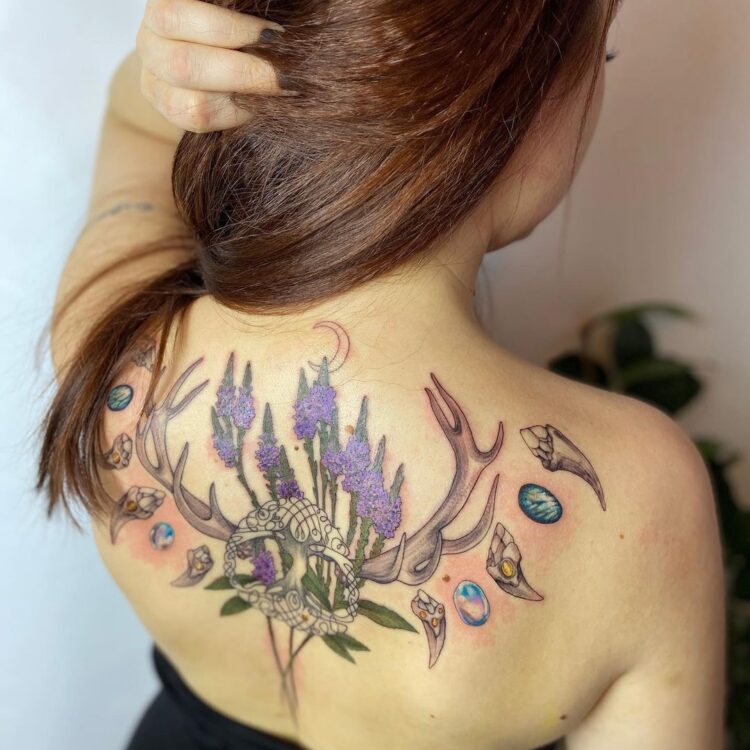 Рога, цветы и другие символы, тату на спине