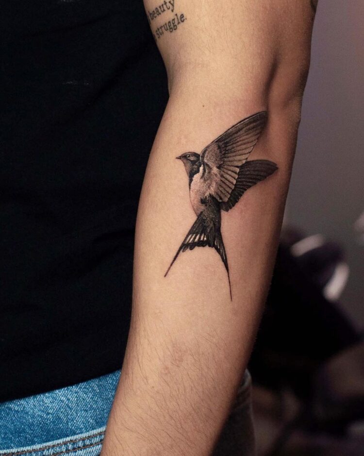 Тату блэк энд грей (black&grey), ласточки на предплечье у парня