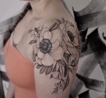 Тату блэкворк (blackwork), графика, цветы на плече у девушки