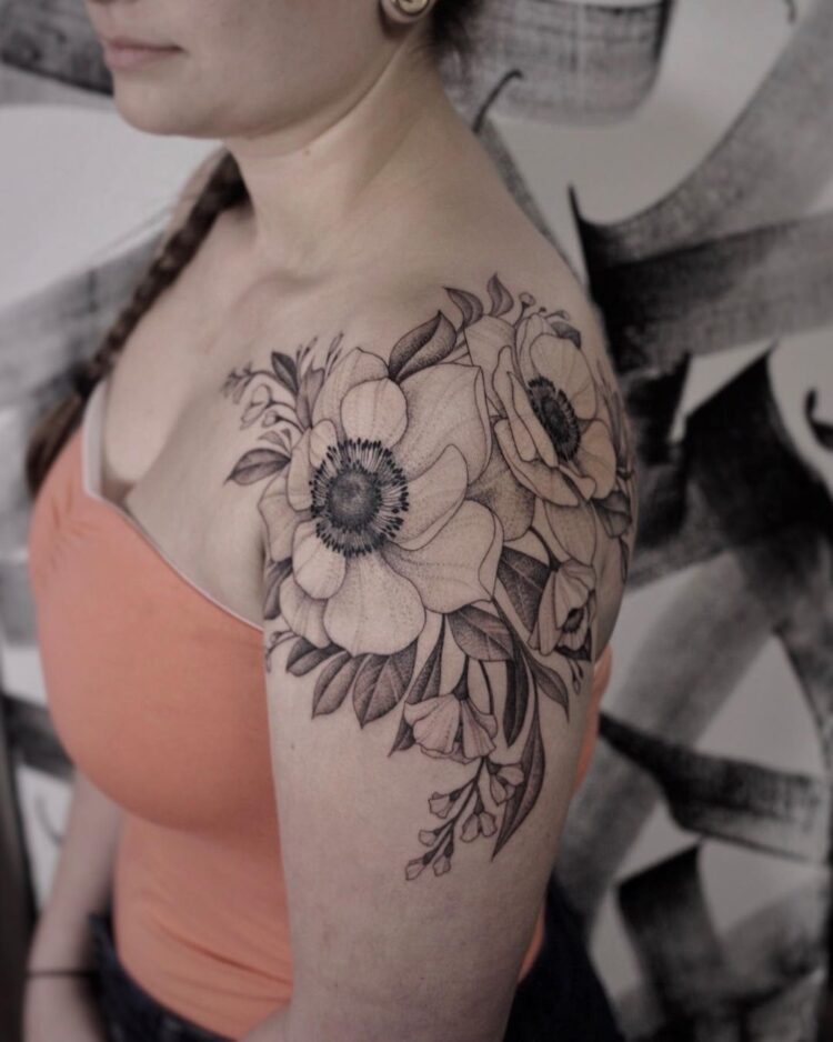 Тату блэкворк (blackwork), графика, цветы на плече у девушки