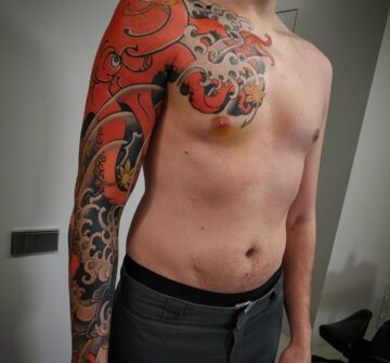Тату волна, осьминог, японские на груди, на руке у парня