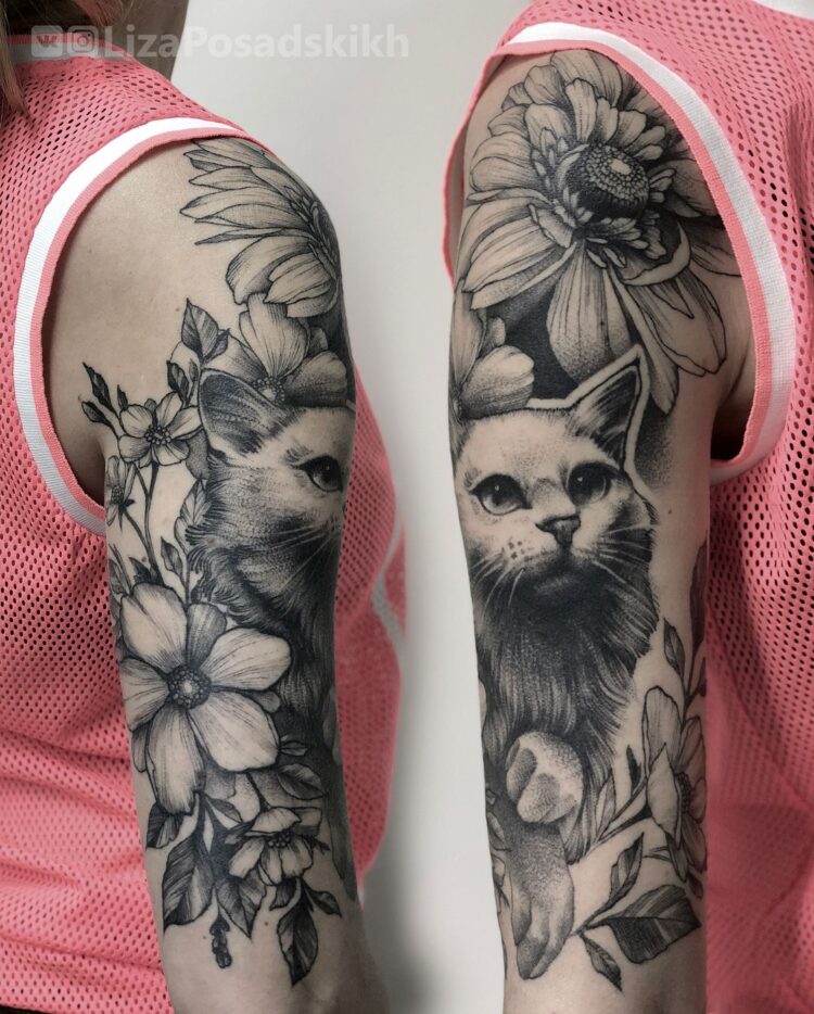 Тату графика, кошка, цветы  на плече у девушки