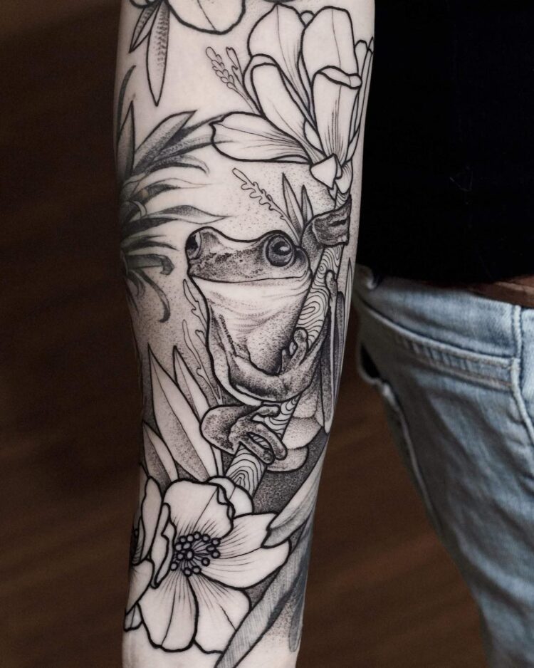 Лягушка на ветке и цветы, тату на руке