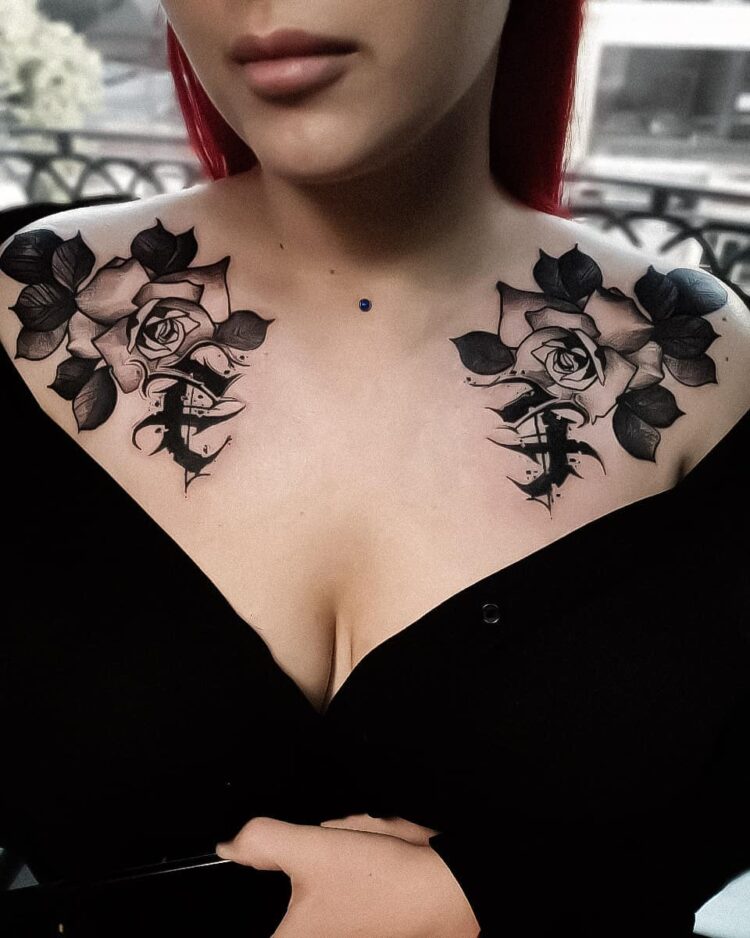 Две черные розы, тату в верхней части груди