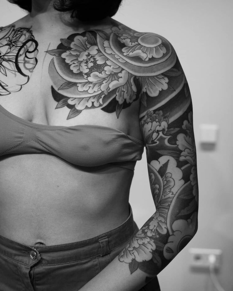 Японская тату на груди и руке у девушки