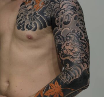 Тигр, японская тату на груди и руке