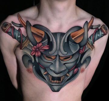 Японская маска с мечами, мужская тату на груди