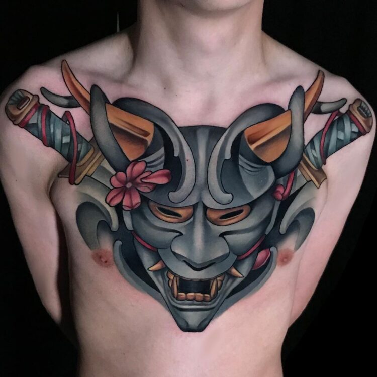 Японская маска с мечами, мужская тату на груди