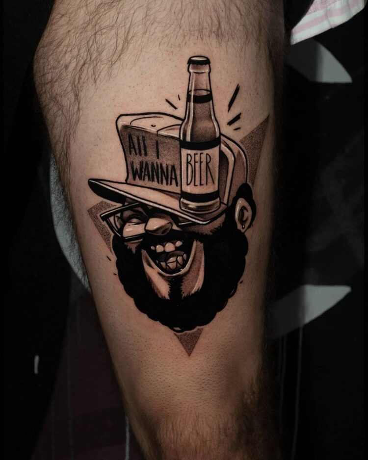 Бородач и бутылка пива, мужская тату на бедре