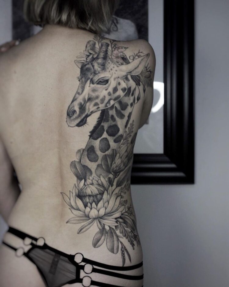 Тату графика, жираф, цветы  на спине у девушки