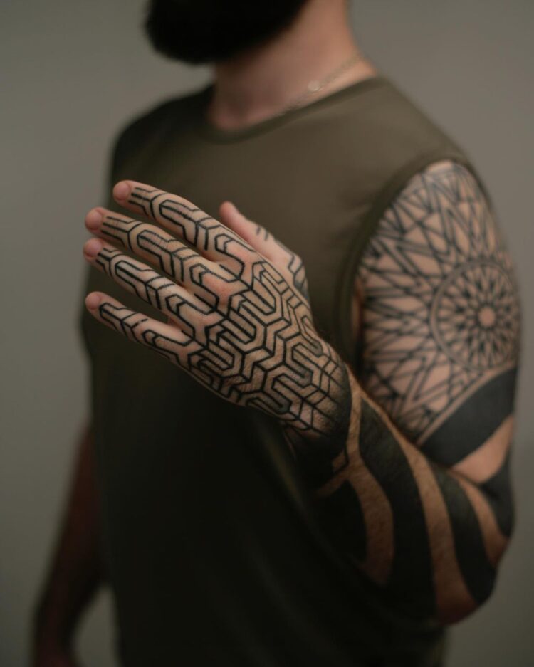 Тату блэкворк (blackwork), орнаментал на кисти руки, на руке у парня