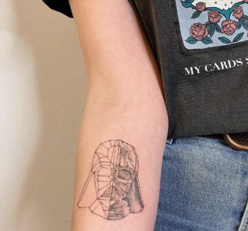 Маска Дарта Вейдера, минималистичная тату на предплечье
