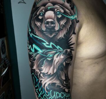 Медведь и надпись Сибирский характер, тату на плече