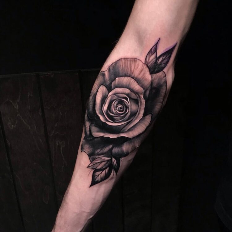 Тату блэк энд грей (black&grey), розы на предплечье у парня