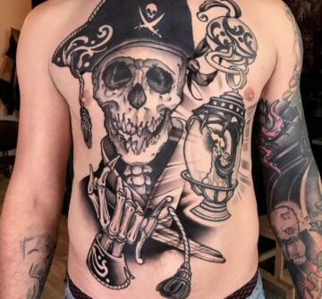 Пиратский скелет с кинжалом и лампой, большая тату на груди и животе