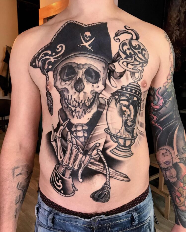 Пиратский скелет с кинжалом и лампой, большая тату на груди и животе