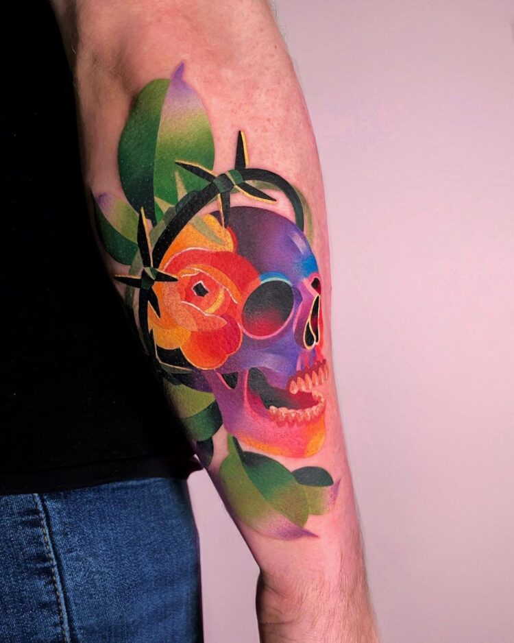 Череп с цветком и листьями, акварельная тату на предплечье у парня