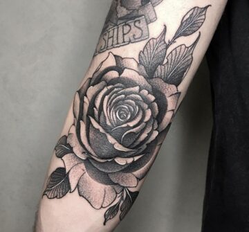 Тату блэк энд грей (black&grey), розы на руке у девушки