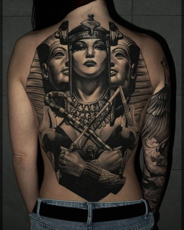 Египетские фараоны, тату на спине у девушки