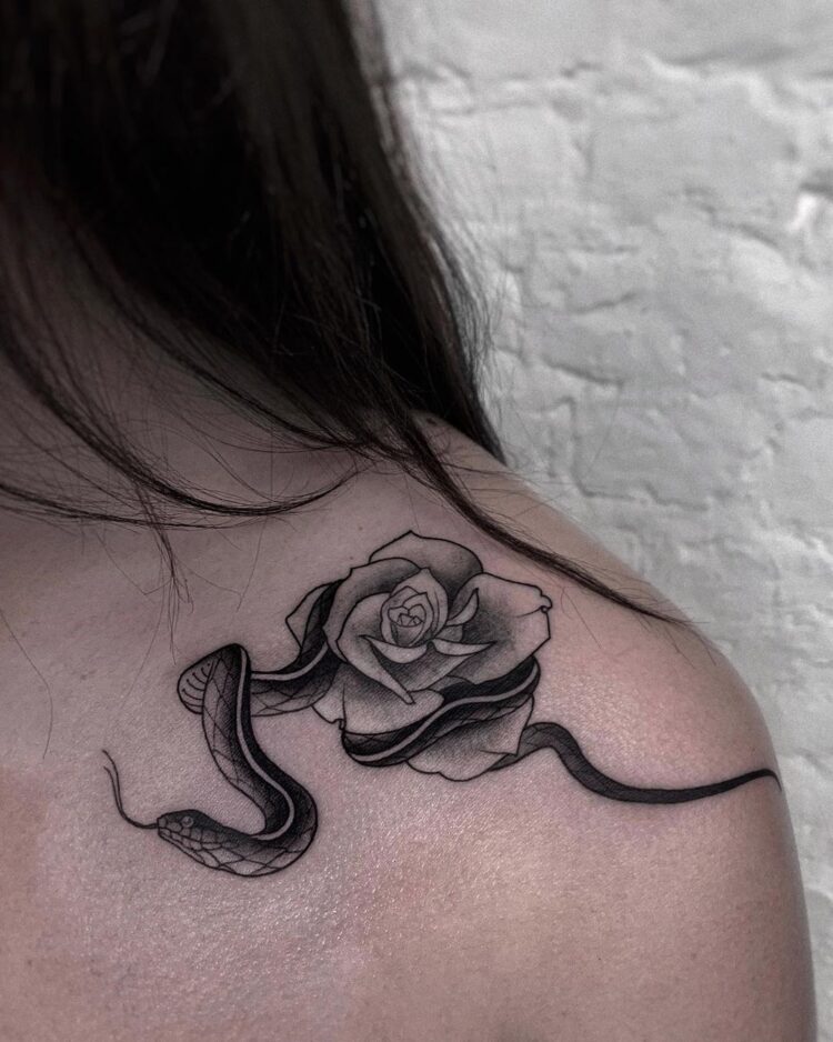 Тату блэкворк (blackwork), графика, змея, розы на плече у девушки