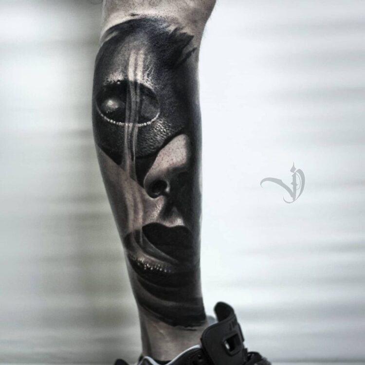 Маска на лице, реалистичная черно-белая тату на ноге