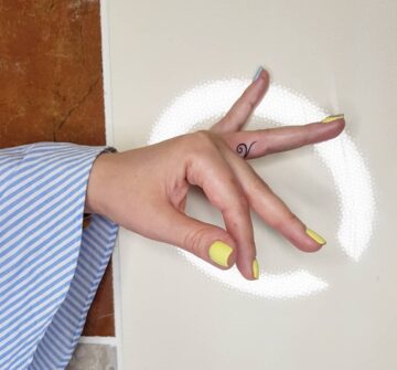 Маленький символ знака зодиака Овен на пальце