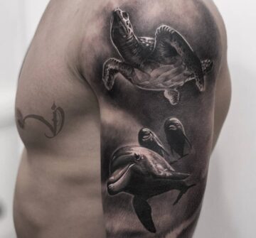 Черепаха и дельфины, мужская тату на плече