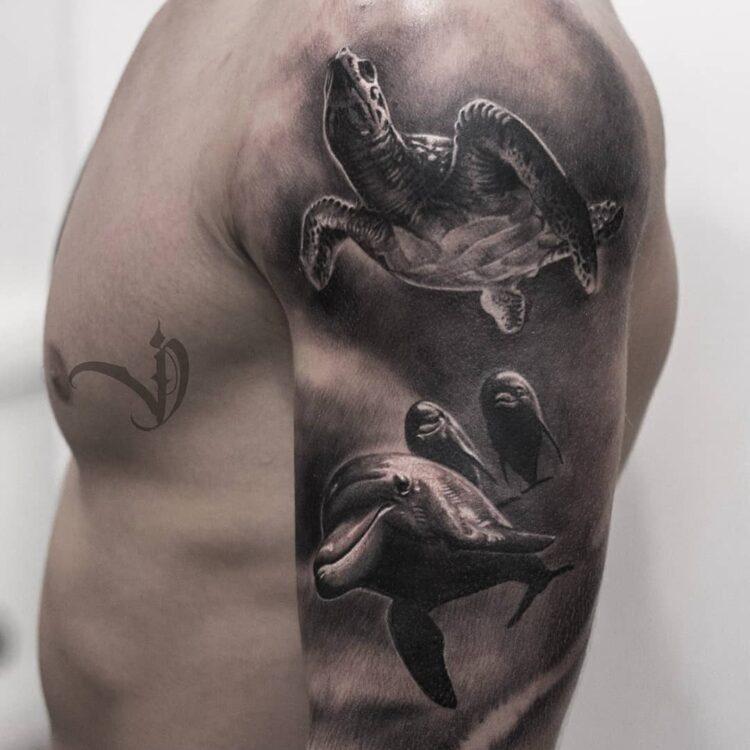 Черепаха и дельфины, мужская тату на плече