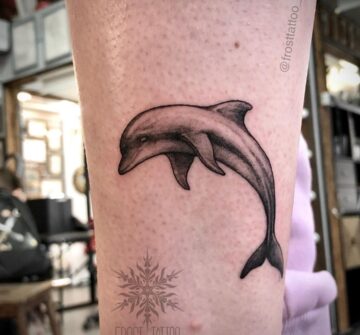 Тату дельфин: лучшие эскизы с самым обаятельным морским животным