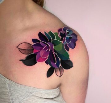 Тату акварель, веточка, листья, цветы на груди, на плече у девушки