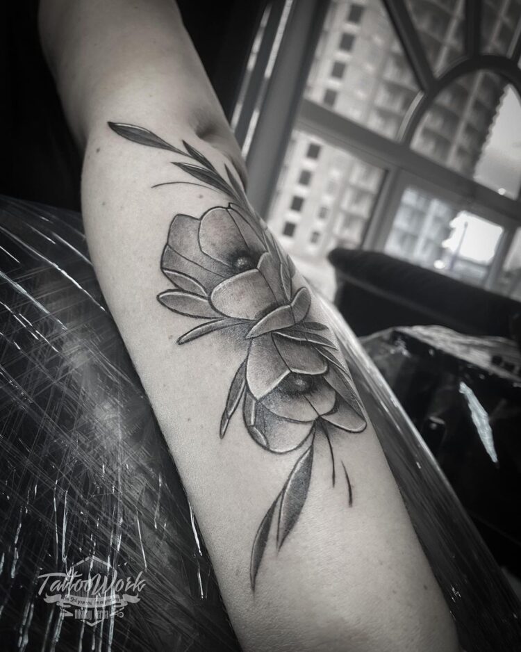 Тату блэк энд грей (black&grey), мак на предплечье у девушки