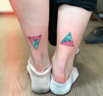 Две части кита в треугольниках, парная тату на ногах