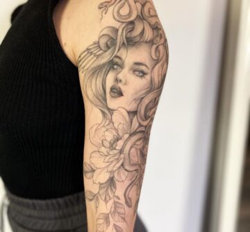Тату девушка, змея, медуза горгона, цветы в стиле графика на плече у девушки