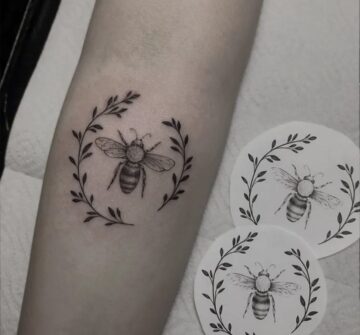Маленькая пчела и веточки, тату на предплечье у девушки