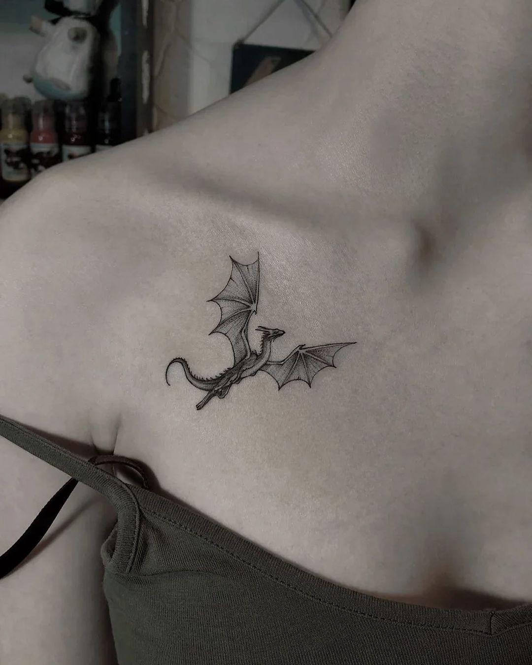 татуировка дракона на ключице у девушки