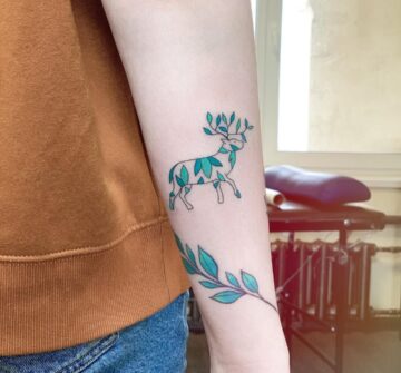 Тату абстракция, веточка, листья, олень на предплечье у девушки