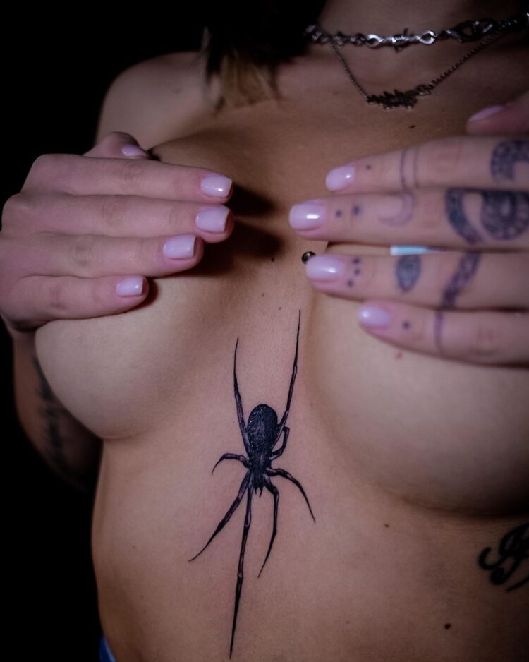 Тату паук на груди у девушки