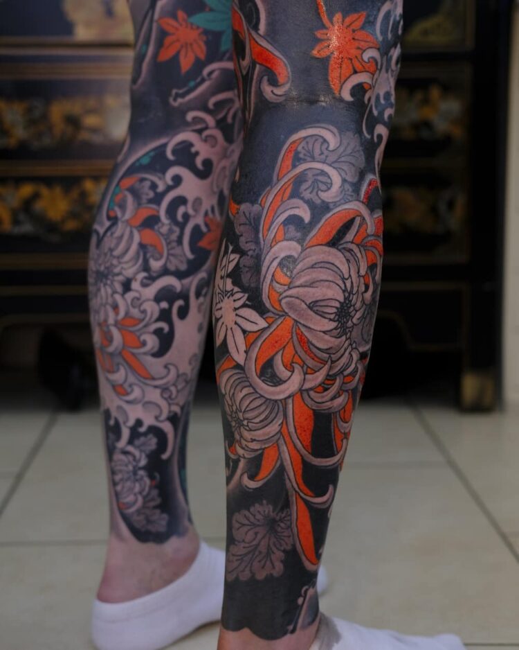 Тату хризантемы в стиле японские на ноге у парня