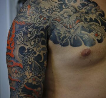 Тату дракон в стиле японские на груди и руке у парня