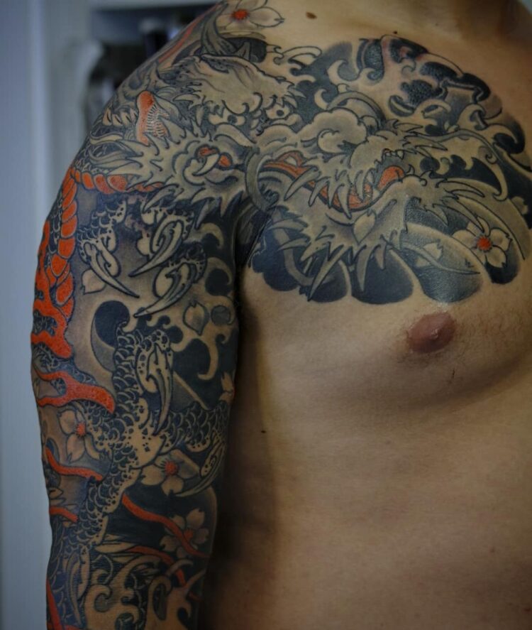 Тату дракон в стиле японские на груди и руке у парня