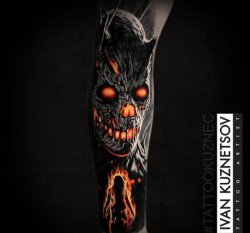 Тату демон, хоррор в стиле блэк энд грей на предплечье у парня