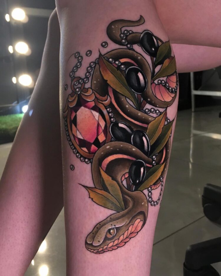 Змея с красным топазом и оливками