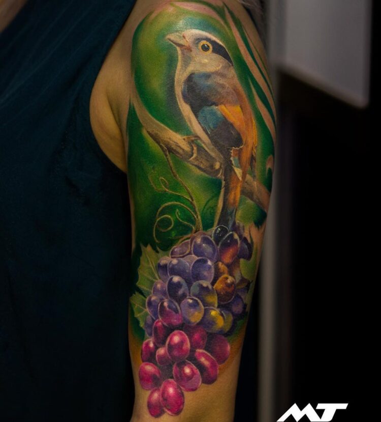 Тату виноград, птицы в стиле реализм на плече у девушки