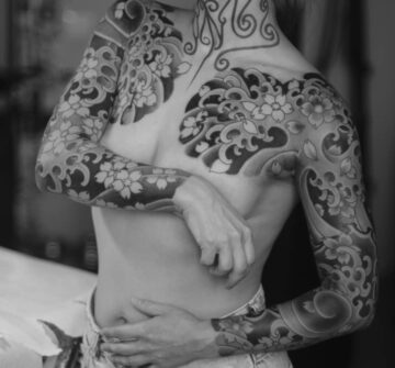 Японские тату на руках и груди у девушки