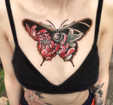 Тату бабочки, хризантемы в стиле нео-традишинл на груди у девушки