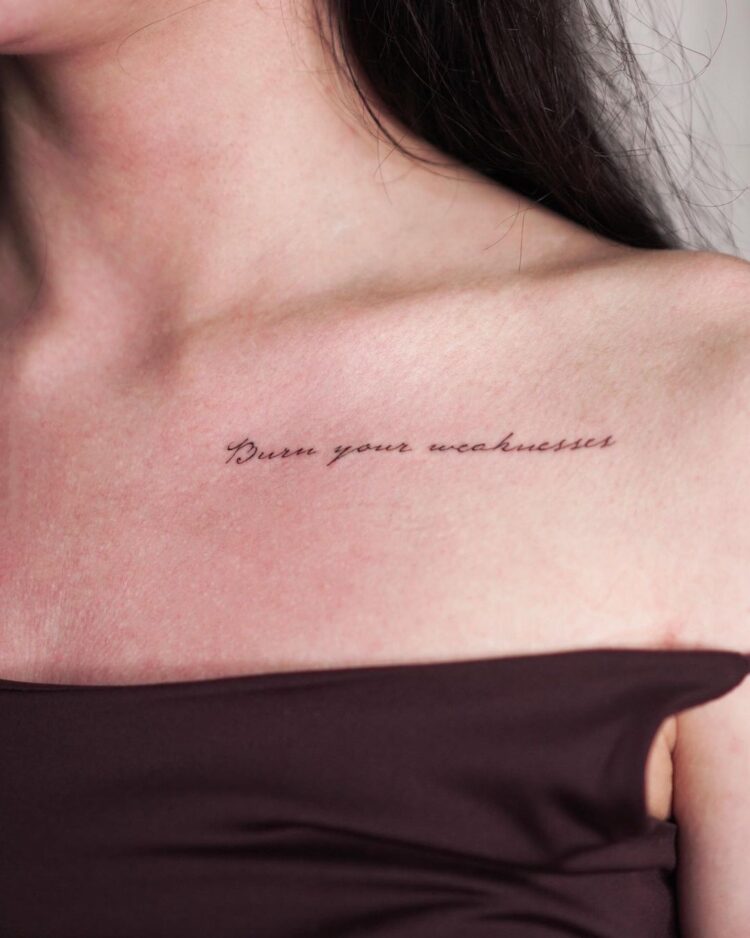татуировка с надписью «Burn your weakness» на ключице