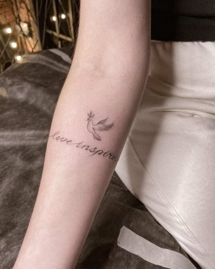 Минималистичная тату голубя и надписи Love Inspires
