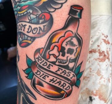 Черепок в бутылке и надпись Ride Fast, Die Hard